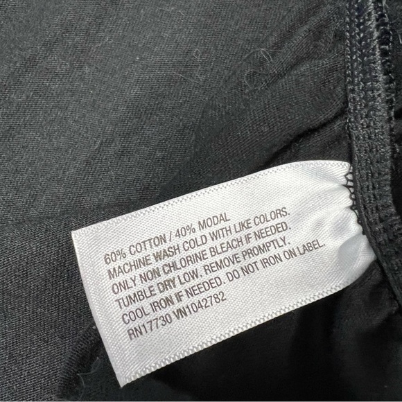 •new• INGRID & ISABEL Maternity V-Neck Tshirt - Picture 7 of 8